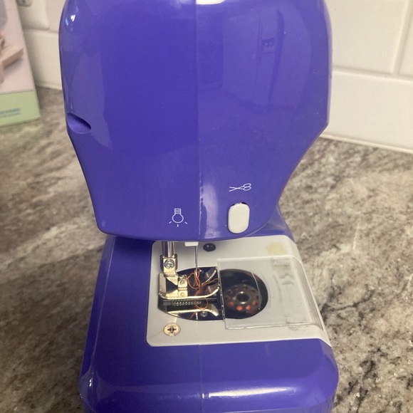 Singer Pixie Mini Sewing Machine Purple AC or Battery Powered 8 Stitches W/Box - Picture 8 of 17